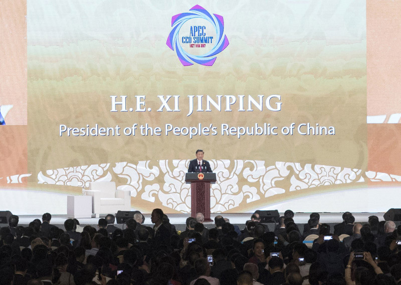 11月10日，國家主席習(xí)近平應(yīng)邀出席在越南峴港舉行的亞太經(jīng)合組織工商領(lǐng)導(dǎo)人峰會並發(fā)表題為《抓住世界經(jīng)濟(jì)轉(zhuǎn)型機(jī)遇謀求亞太更大發(fā)展》的主旨演講。 新華社記者 王曄 攝
