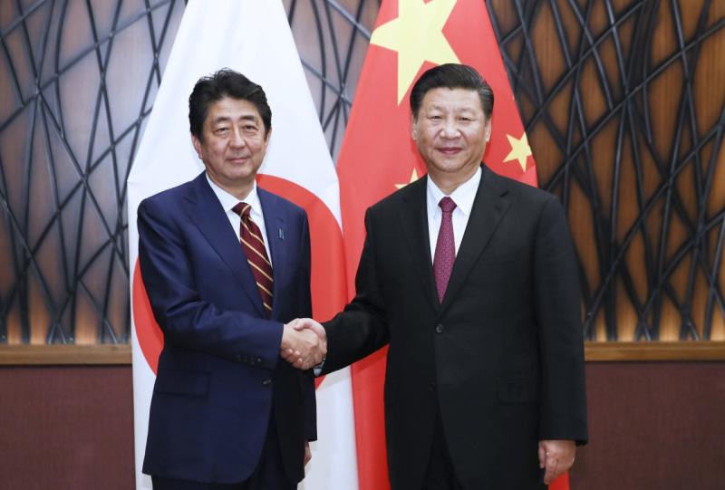 11月11日，國家主席習(xí)近平在越南峴港會(huì)見日本首相安倍晉三。新華社記者 蘭紅光 攝