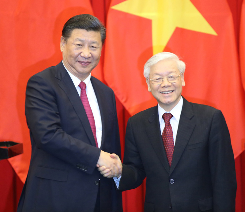 11月12日，中共中央總書記、國家主席習近平在河內(nèi)越共中央駐地同越共中央總書記阮富仲舉行會談。這是會談后，兩國領(lǐng)導人共同見証共建“一帶一路”和“兩廊一圈”合作備忘錄以及產(chǎn)能、能源、跨境經(jīng)濟合作區(qū)、電子商務、人力資源、經(jīng)貿(mào)、金融、文化、衛(wèi)生、新聞、社會科學、邊防等領(lǐng)域合作文件的簽署。新華社記者 姚大偉 攝