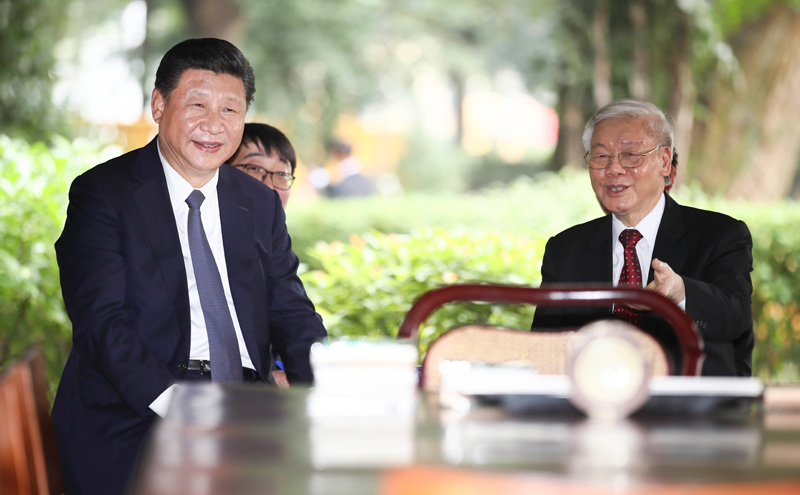11月13日，中共中央總書記、國(guó)家主席習(xí)近平在河內(nèi)越共中央駐地再次會(huì)見越共中央總書記阮富仲。會(huì)見后，習(xí)近平和阮富仲前往胡志明故居繼續(xù)交流。新華社記者 蘭紅光 攝