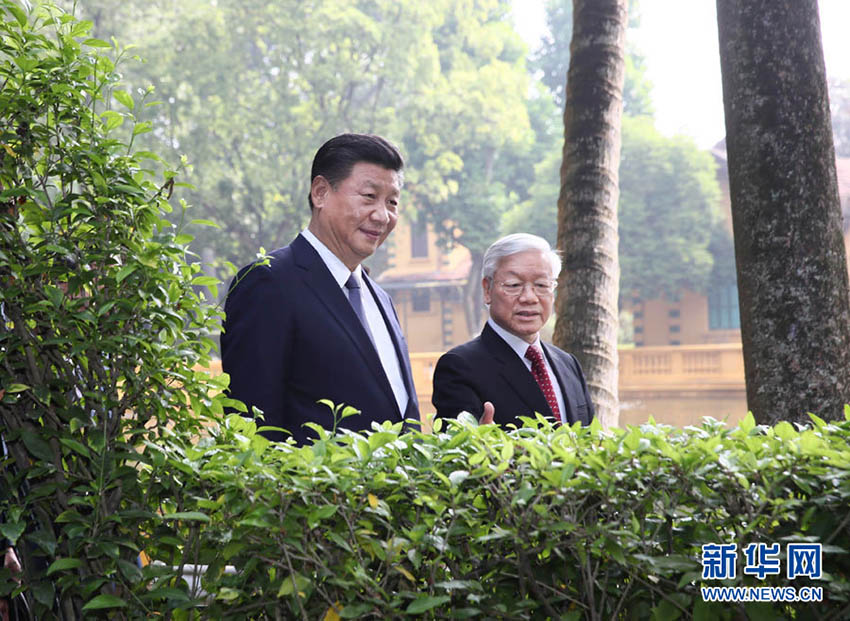 11月13日，中共中央總書記、國家主席習近平在河內(nèi)越共中央駐地再次會見越共中央總書記阮富仲。會見后，習近平和阮富仲前往胡志明故居繼續(xù)交流。新華社記者 蘭紅光 攝