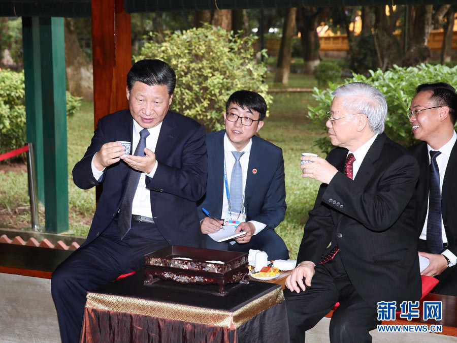 11月13日，中共中央總書記、國(guó)家主席習(xí)近平在河內(nèi)越共中央駐地再次會(huì)見越共中央總書記阮富仲。會(huì)見后，習(xí)近平和阮富仲前往胡志明故居繼續(xù)交流。新華社記者 蘭紅光 攝