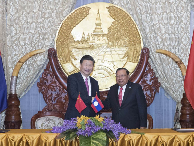 11月13日，中共中央總書記、國家主席習(xí)近平在萬象國家主席府同老撾人民革命黨中央委員會(huì)總書記、國家主席本揚(yáng)舉行會(huì)談。這是會(huì)談后，習(xí)近平和本揚(yáng)共同見証中老經(jīng)濟(jì)走廊建設(shè)、基礎(chǔ)設(shè)施建設(shè)、數(shù)字絲綢之路、科技、農(nóng)業(yè)、電力、人力資源、金融、水利等領(lǐng)域合作文件的簽署。新華社記者 王曄 攝