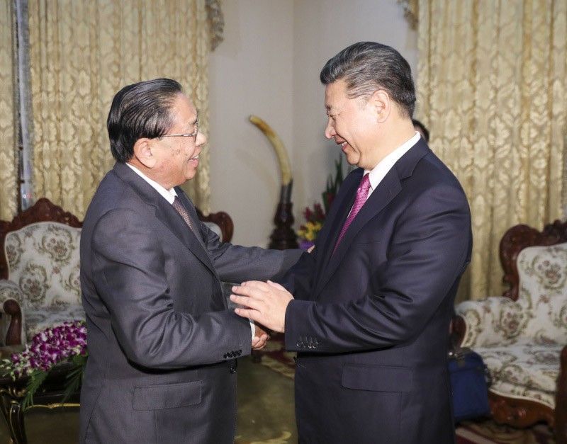 11月13日，中共中央總書記、國(guó)家主席習(xí)近平在萬(wàn)象會(huì)見老撾人民革命黨中央委員會(huì)前總書記、前國(guó)家主席朱馬裡。 新華社記者 丁林 攝