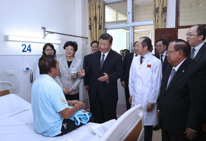 11月14日，中共中央總書記、國家主席習(xí)近平同老撾人民革命黨中央委員會總書記、國家主席本揚在萬象一道出席瑪霍索綜合醫(yī)院奠基儀式。奠基儀式后，習(xí)近平和本揚共同前往醫(yī)院住院部大樓，在眼科病房，醫(yī)護人員現(xiàn)場為接受中方白內(nèi)障手術(shù)治療后康復(fù)的老方病患揭開眼罩，習(xí)近平祝願患者早日康復(fù)，家庭幸福。新華社記者 馬佔成 攝