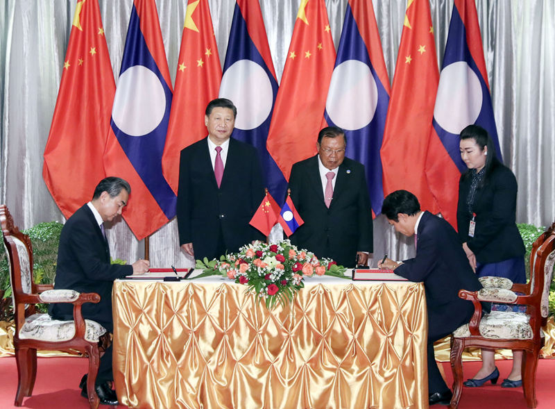 11月14日，中共中央總書記、國家主席習(xí)近平在萬象下榻飯店再次會見老撾人民革命黨中央委員會總書記、國家主席本揚。會見后，習(xí)近平和本揚共同見証《中華人民共和國外交部和老撾人民民主共和國外交部關(guān)於加強新形勢下合作的協(xié)議》的簽署。新華社記者 丁林 攝