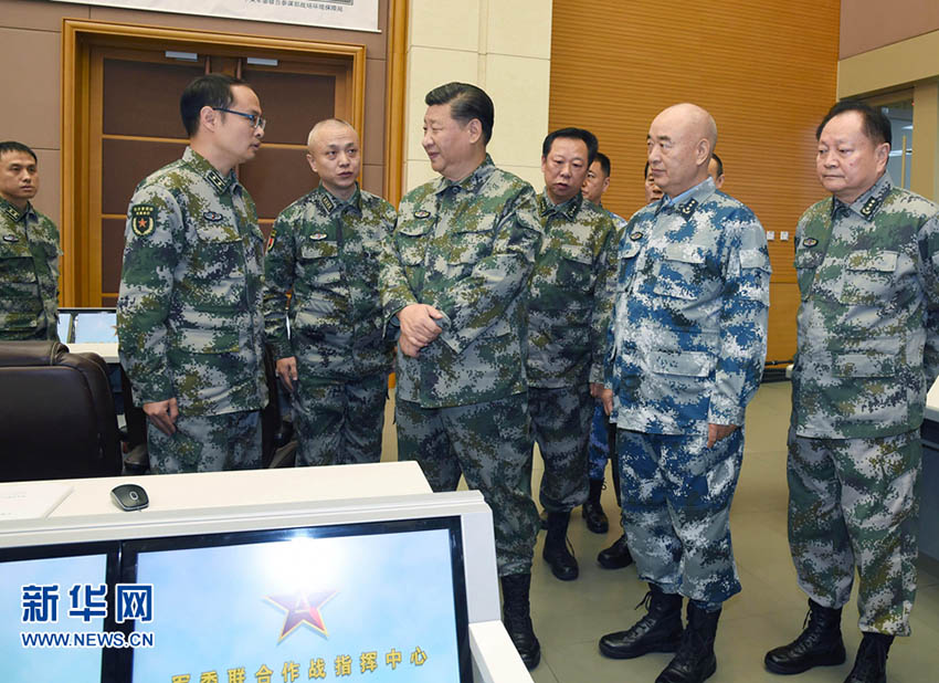 11月3日，中共中央總書記、國家主席、中央軍委主席、軍委聯(lián)指總指揮習(xí)近平視察軍委聯(lián)合作戰(zhàn)指揮中心，表明新一屆軍委貫徹落實(shí)黨的十九大精神、推動(dòng)全軍各項(xiàng)工作向能打仗、打勝仗聚焦的鮮明態(tài)度。這是習(xí)近平察看了解中心值班備戰(zhàn)情況。新華社記者 李 剛攝