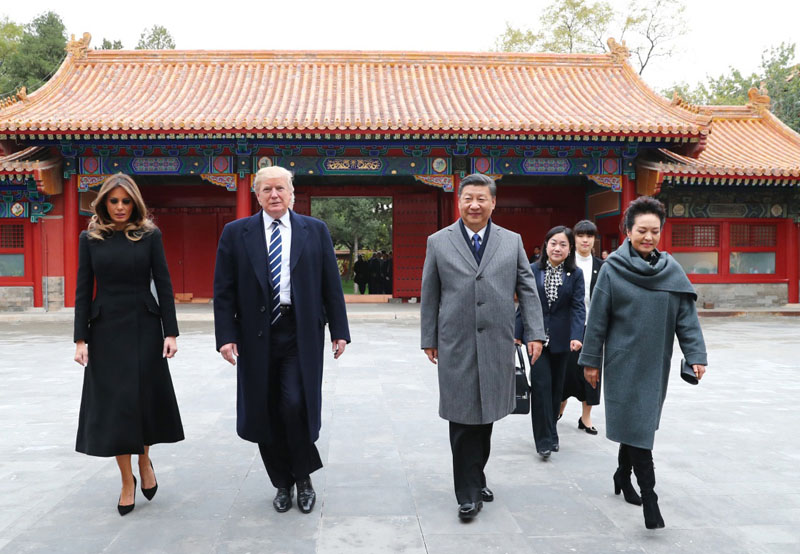 11月8日下午，國(guó)家主席習(xí)近平和夫人彭麗媛在北京故宮博物院迎接來(lái)華進(jìn)行國(guó)事訪問(wèn)的美國(guó)總統(tǒng)特朗普和夫人梅拉尼婭。兩國(guó)元首夫婦在寶蘊(yùn)樓簡(jiǎn)短茶敘。新華社記者 謝環(huán)馳 攝