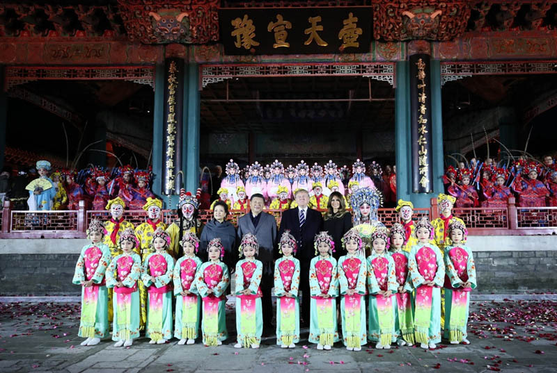 11月8日，國家主席習(xí)近平和夫人彭麗媛陪同來華進(jìn)行國事訪問的美國總統(tǒng)特朗普和夫人梅拉尼婭參觀故宮博物院。這是兩國元首夫婦共同欣賞京劇表演后同演員們合影。新華社記者蘭紅光攝