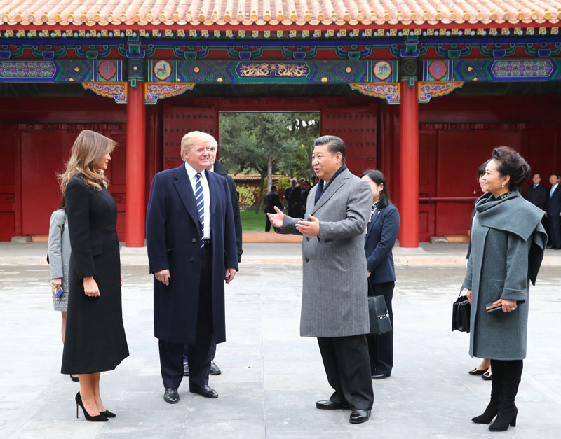 11月8日下午，國家主席習(xí)近平和夫人彭麗媛在北京故宮博物院迎接來華進(jìn)行國事訪問的美國總統(tǒng)特朗普和夫人梅拉尼婭。兩國元首夫婦在寶蘊(yùn)樓簡短茶敘。新華社記者 謝環(huán)馳 攝