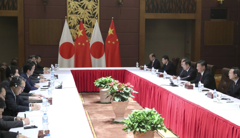 11月11日，國(guó)家主席習(xí)近平在越南峴港會(huì)見日本首相安倍晉三。新華社記者 馬佔(zhàn)成 攝