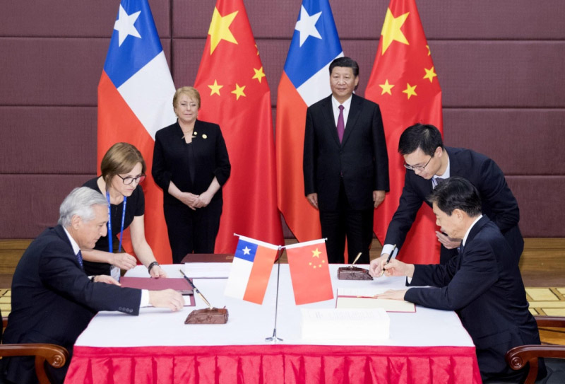 11月11日，國家主席習(xí)近平在越南峴港同智利總統(tǒng)巴切萊特一道出席中智自由貿(mào)易協(xié)定升級議定書簽字儀式。新華社記者 丁林 攝