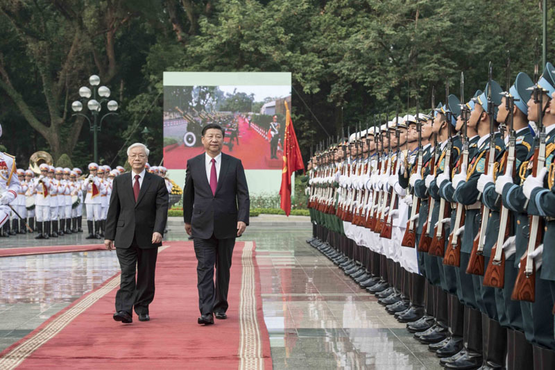 11月12日，中共中央總書記、國家主席習(xí)近平在河內(nèi)越共中央駐地同越共中央總書記阮富仲舉行會(huì)談。這是會(huì)談前，阮富仲在主席府廣場為習(xí)近平舉行盛大歡迎儀式。 新華社記者 李濤 攝