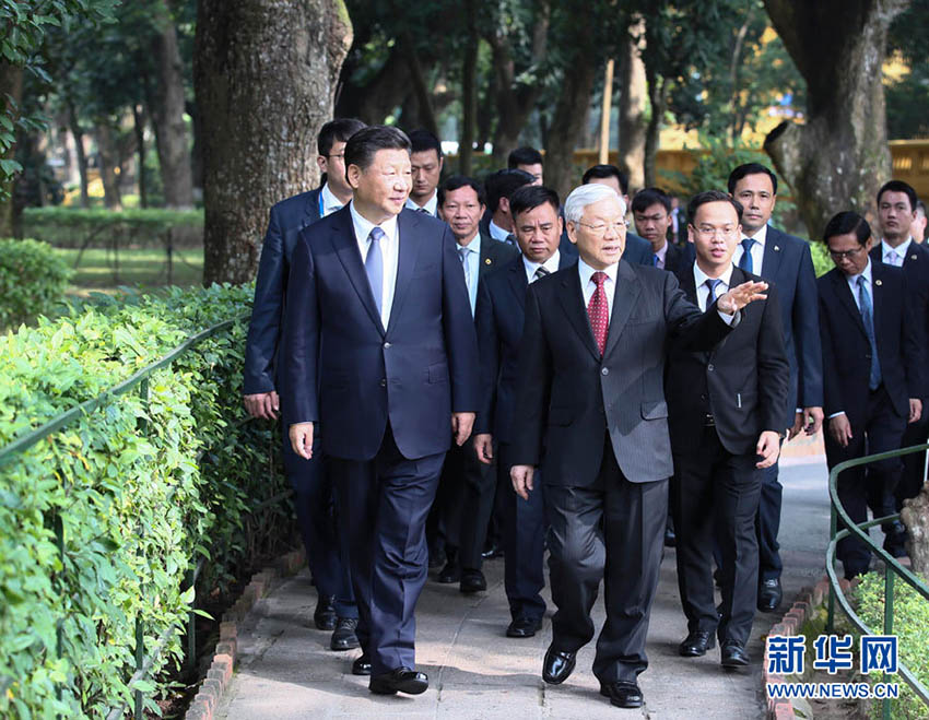 11月13日，中共中央總書記、國家主席習近平在河內越共中央駐地再次會見越共中央總書記阮富仲。會見后，習近平和阮富仲前往胡志明故居繼續(xù)交流。新華社記者 蘭紅光 攝