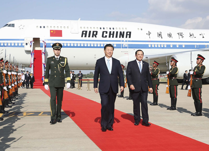 11月13日，中共中央總書記、國家主席習(xí)近平抵達(dá)萬象，開始對老撾人民民主共和國進(jìn)行國事訪問。 新華社記者 蘭紅光 攝
