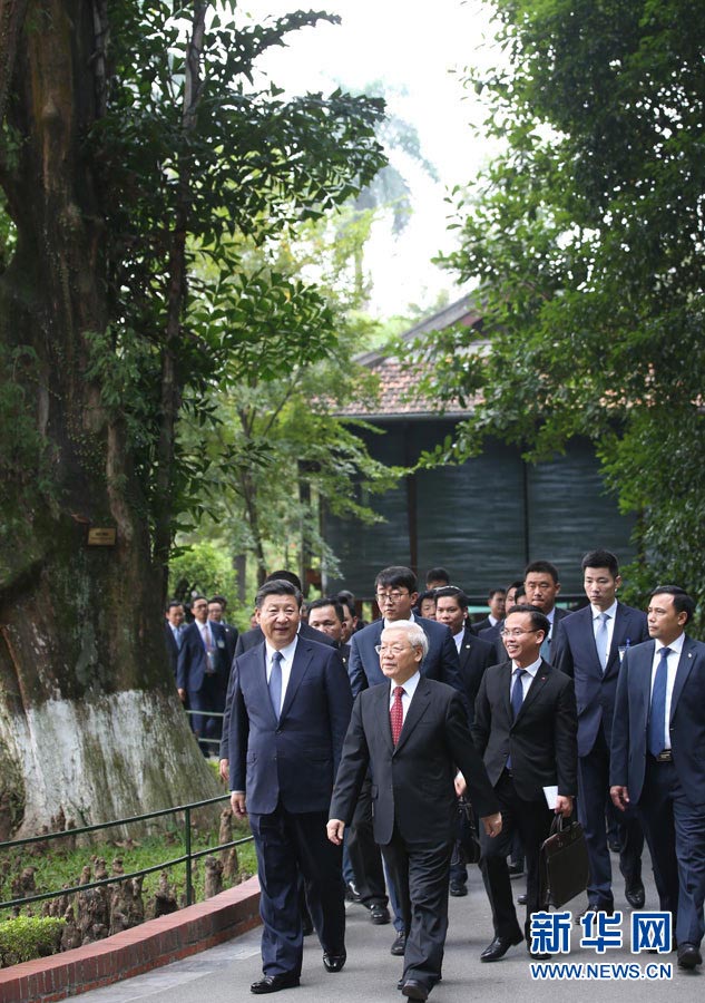 11月13日，中共中央總書記、國家主席習(xí)近平在河內(nèi)越共中央駐地再次會見越共中央總書記阮富仲。會見后，習(xí)近平和阮富仲前往胡志明故居繼續(xù)交流。新華社記者 姚大偉 攝