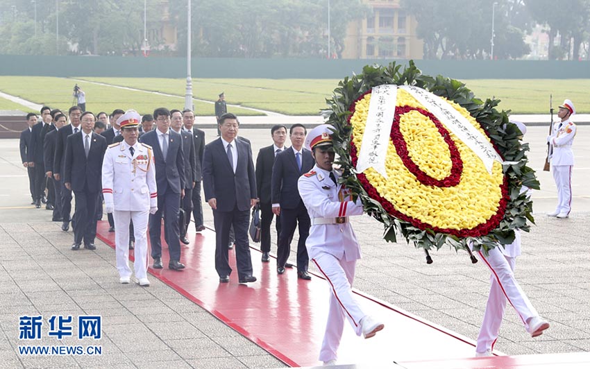 11月13日，中共中央總書記、國家主席習近平在河內(nèi)瞻仰胡志明主席陵並敬獻花圈。 新華社記者 謝環(huán)馳 攝