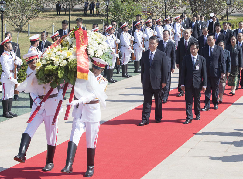 11月14日，中共中央總書記、國家主席習(xí)近平在萬象向老撾無名戰(zhàn)士紀(jì)念碑敬獻(xiàn)花圈。 新華社記者 王曄 攝