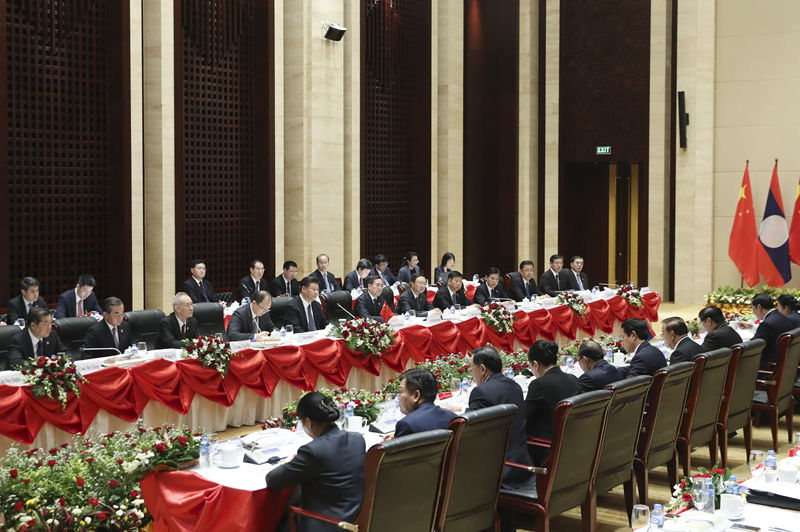 11月14日，中共中央總書記、國家主席習近平在萬象國家會議中心會見老撾總理通倫。 新華社記者 丁林 攝