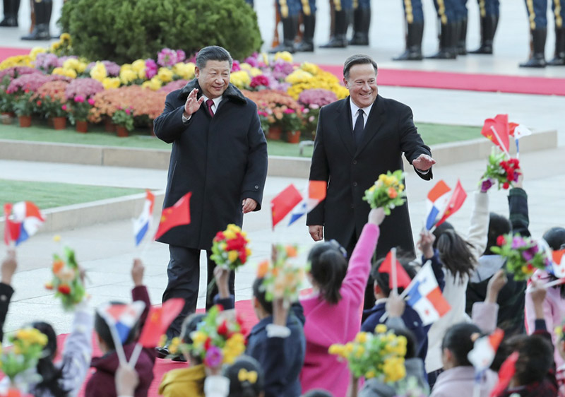 11月17日，國家主席習近平在北京人民大會堂同來華進行國事訪問的巴拿馬總統(tǒng)巴雷拉舉行會談。這是會談前，習近平在人民大會堂東門外廣場為巴雷拉舉行歡迎儀式。新華社記者 謝環(huán)馳 攝