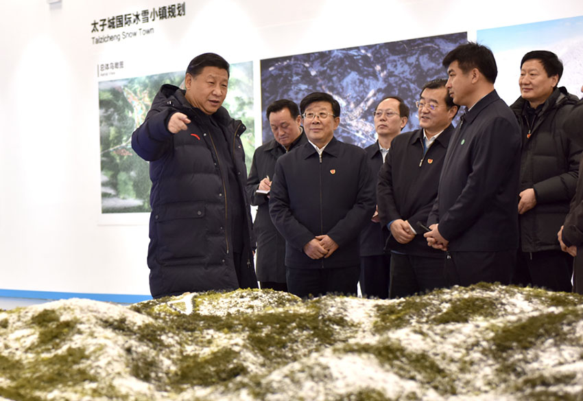 1月23日，中共中央總書記、國家主席、中央軍委主席習近平在河北省張家口市考察北京冬奧會籌辦工作。這是習近平在冬奧會張家口賽區(qū)臨時展館察看規(guī)劃沙盤。新華社記者 李濤 攝
