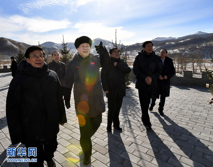 1月23日，中共中央總書記、國家主席、中央軍委主席習(xí)近平在河北省張家口市考察北京冬奧會籌辦工作。這是習(xí)近平在冬奧會張家口賽區(qū)臨時(shí)展館外平臺眺望冬奧會相關(guān)場地規(guī)劃用地。新華社記者 李濤 攝
