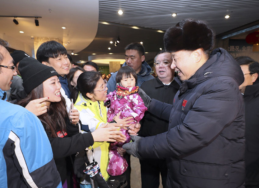 1月23日，中共中央總書記、國家主席、中央軍委主席習(xí)近平在河北省張家口市考察北京冬奧會(huì)籌辦工作。這是習(xí)近平在雲(yún)頂滑雪場(chǎng)雪具大廳同游客和滑雪愛好者親切交談。新華社記者 蘭紅光 攝