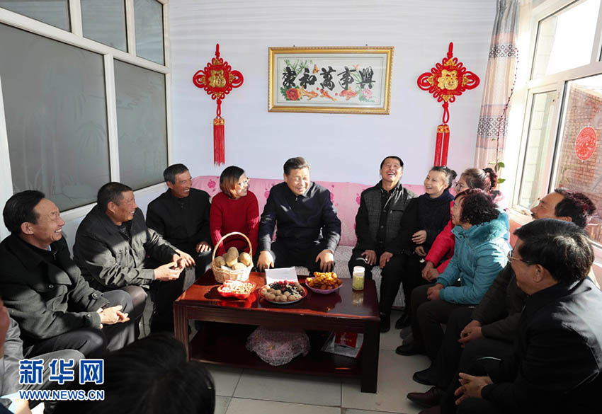 1月24日，中共中央總書記、國家主席、中央軍委主席習(xí)近平來到河北省張家口市，看望慰問基層干部群眾，考察脫貧攻堅工作。這是習(xí)近平在張北縣小二臺鎮(zhèn)德勝村徐海成家同村干部和村民代表座談。新華社記者 蘭紅光 攝