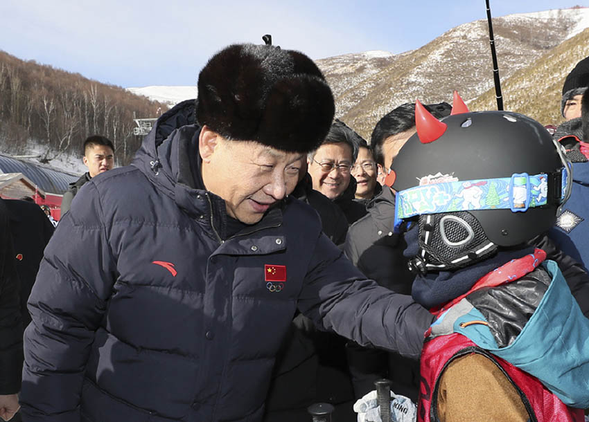 1月23日，中共中央總書記、國家主席、中央軍委主席習(xí)近平在河北省張家口市考察北京冬奧會(huì)籌辦工作。這是習(xí)近平在雲(yún)頂滑雪場親切勉勵(lì)參加滑雪冬令營的少年兒童。新華社記者 蘭紅光 攝