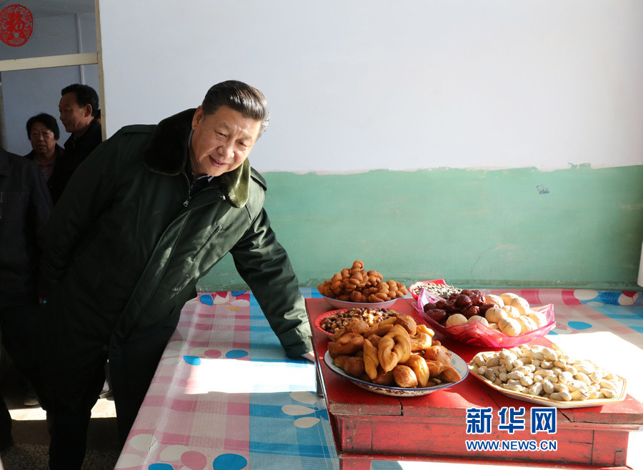 1月24日，中共中央總書記、國家主席、中央軍委主席習(xí)近平來到河北省張家口市，看望慰問基層干部群眾，考察脫貧攻堅工作。這是習(xí)近平在張北縣小二臺鎮(zhèn)德勝村村民徐萬家察看住房、生活設(shè)施、年貨準(zhǔn)備情況。新華社記者 張鐸 攝