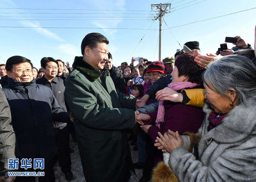 1月24日，中共中央總書記、國家主席、中央軍委主席習(xí)近平來到河北省張家口市，看望慰問基層干部群眾，考察脫貧攻堅工作。這是習(xí)近平在張北縣小二臺鎮(zhèn)德勝村看望慰問村民，向鄉(xiāng)親們拜年。新華社記者 李濤 攝