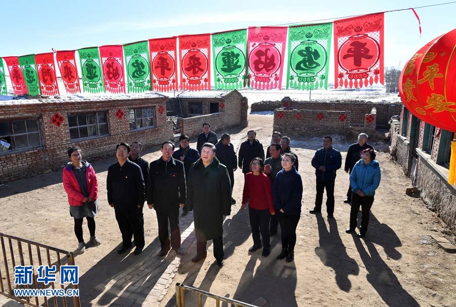 1月24日，中共中央總書記、國家主席、中央軍委主席習(xí)近平來到河北省張家口市，看望慰問基層干部群眾，考察脫貧攻堅工作。這是習(xí)近平在張北縣小二臺鎮(zhèn)德勝村村民徐海成家察看年貨準(zhǔn)備情況。新華社記者 李濤 攝