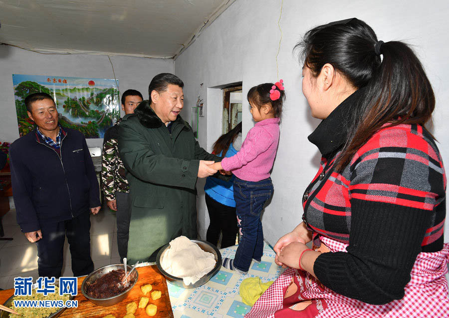 1月24日，中共中央總書記、國家主席、中央軍委主席習(xí)近平來到河北省張家口市，看望慰問基層干部群眾，考察脫貧攻堅(jiān)工作。這是習(xí)近平在張北縣小二臺(tái)鎮(zhèn)德勝村村民徐學(xué)海家中看望。新華社記者 李濤 攝