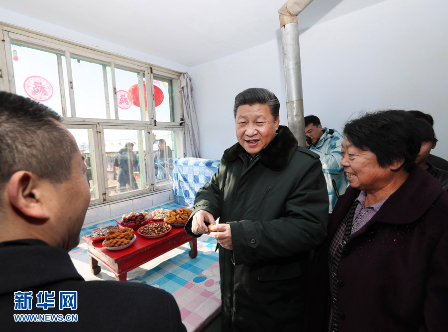 1月24日，中共中央總書記、國家主席、中央軍委主席習近平來到河北省張家口市，看望慰問基層干部群眾，考察脫貧攻堅工作。這是習近平在張北縣小二臺鎮(zhèn)德勝村村民徐萬家察看年貨準備情況。新華社記者 蘭紅光 攝