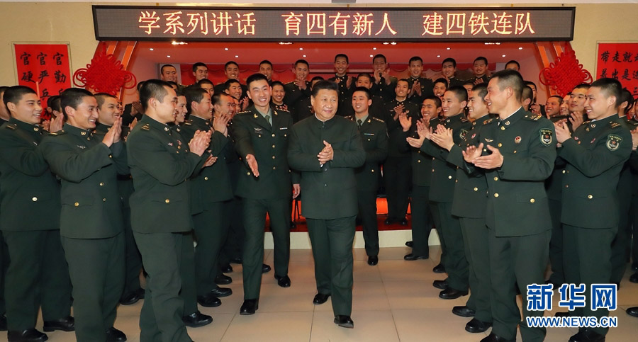 1月23日，中華民族傳統(tǒng)節(jié)日——雞年春節(jié)來臨之際，中共中央總書記、國家主席、中央軍委主席習近平專程來到陸軍第65集團軍，深入基層連隊，看望慰問官兵，代表黨中央和中央軍委，向全軍指戰(zhàn)員、武警部隊官兵、民兵預備役人員致以誠摯問候和新春祝福。這是習近平在該集團軍“大功三連”同官兵在一起。新華社記者李剛攝