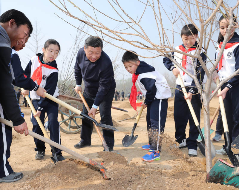 3月29日，黨和國家領(lǐng)導(dǎo)人習(xí)近平、張德江、俞正聲、劉雲(yún)山、王岐山、張高麗等來到北京市朝陽區(qū)將臺(tái)鄉(xiāng)參加首都義務(wù)植樹活動(dòng)。這是習(xí)近平同大家一起植樹。新華社記者 鞠鵬 攝