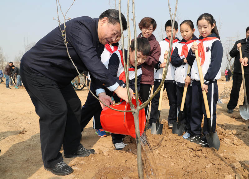 3月29日，黨和國家領(lǐng)導(dǎo)人習(xí)近平、張德江、俞正聲、劉雲(yún)山、王岐山、張高麗等來到北京市朝陽區(qū)將臺鄉(xiāng)參加首都義務(wù)植樹活動。這是習(xí)近平同大家一起給剛栽下的樹苗澆水。新華社記者 蘭紅光 攝