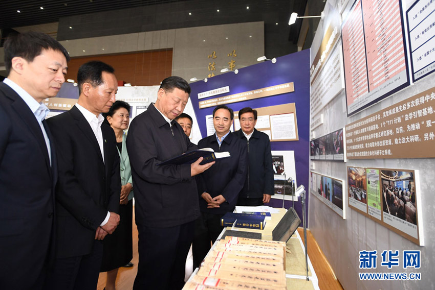 5月3日，中共中央總書記、國家主席、中央軍委主席習近平來到中國政法大學考察。這是習近平參觀校史及成果展。 新華社記者 李學仁 攝