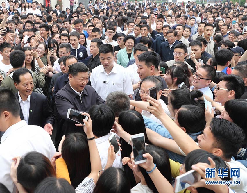 5月3日，中共中央總書記、國(guó)家主席、中央軍委主席習(xí)近平來到中國(guó)政法大學(xué)考察。這是習(xí)近平同校園道路兩旁的師生熱情握手。 新華社記者 王曄攝