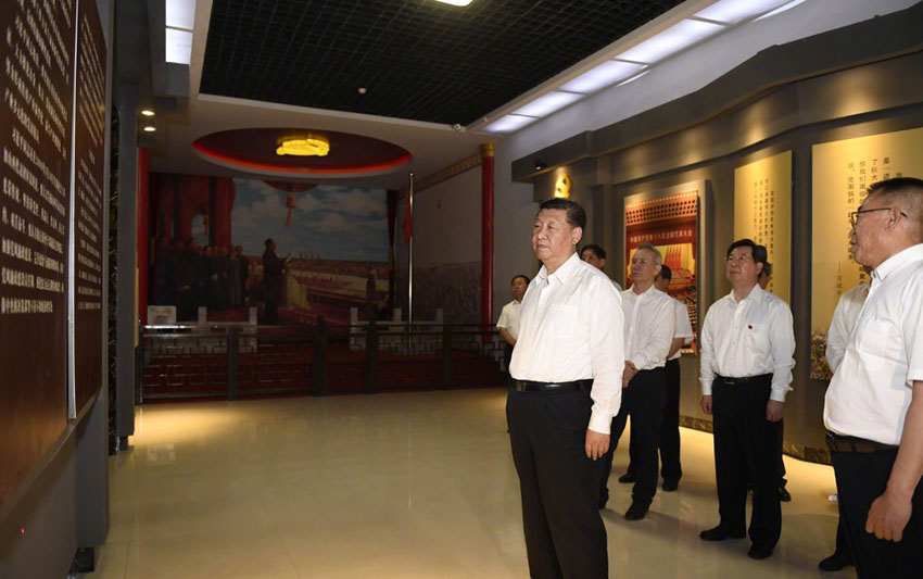 6月21日，中共中央總書記、國(guó)家主席、中央軍委主席習(xí)近平到山西考察調(diào)研。這是習(xí)近平來(lái)到興縣，參觀晉綏邊區(qū)革命紀(jì)念館。新華社記者 李學(xué)仁 攝