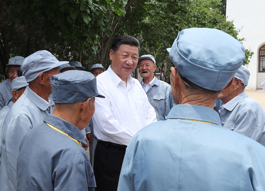 6月21日，中共中央總書記、國家主席、中央軍委主席習(xí)近平到山西考察調(diào)研。這是習(xí)近平來到興縣晉綏軍區(qū)司令部舊址，同當(dāng)年在晉綏邊區(qū)參加對敵斗爭的老戰(zhàn)士們親切交談。新華社記者 龐興雷 攝