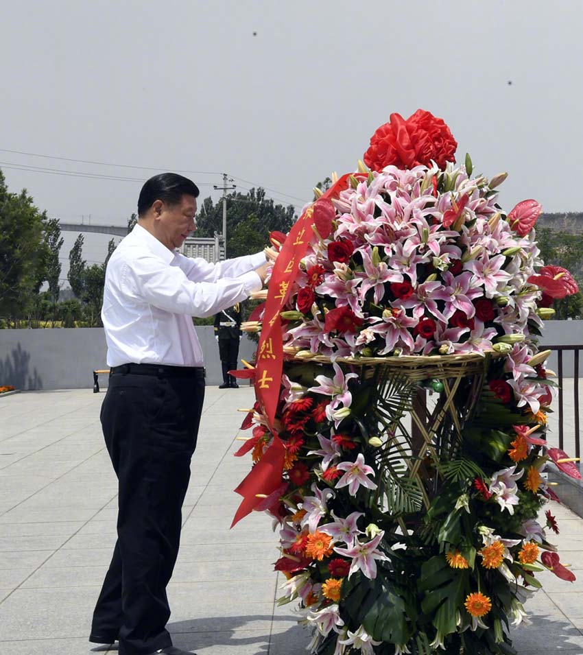 6月21日，中共中央總書(shū)記、國(guó)家主席、中央軍委主席習(xí)近平到山西考察調(diào)研。這是習(xí)近平來(lái)到興縣，參觀晉綏邊區(qū)革命紀(jì)念館，向革命烈士敬獻(xiàn)花籃。新華社記者 李學(xué)仁 攝