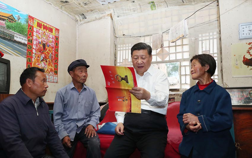 6月21日，中共中央總書(shū)記、國(guó)家主席、中央軍委主席習(xí)近平到山西考察調(diào)研。這是習(xí)近平來(lái)到忻州市岢嵐縣趙家窪村看望貧困村民劉福有。新華社記者 龐興雷 攝
