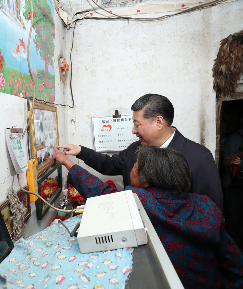 6月21日，中共中央總書記、國家主席、中央軍委主席習(xí)近平到山西考察調(diào)研。這是習(xí)近平來到忻州市岢嵐縣趙家窪村看望貧困村民王三女。新華社記者 龐興雷 攝