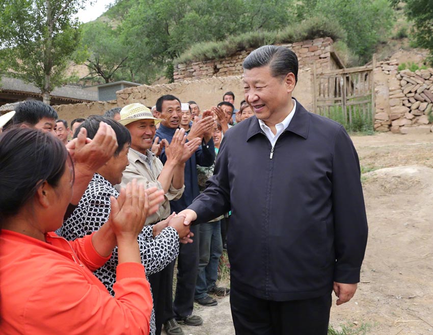 6月21日，中共中央總書記、國(guó)家主席、中央軍委主席習(xí)近平到山西考察調(diào)研。這是習(xí)近平在忻州市岢嵐縣趙家窪村同群眾親切交談。新華社記者 龐興雷 攝