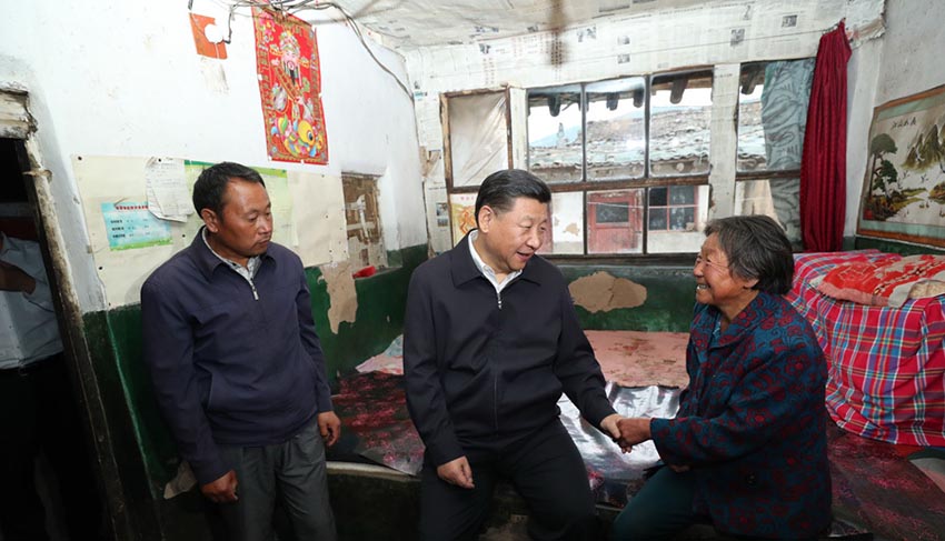 6月21日，中共中央總書記、國家主席、中央軍委主席習(xí)近平到山西考察調(diào)研。這是習(xí)近平來到忻州市岢嵐縣趙家窪村看望貧困村民王三女。新華社記者 龐興雷 攝