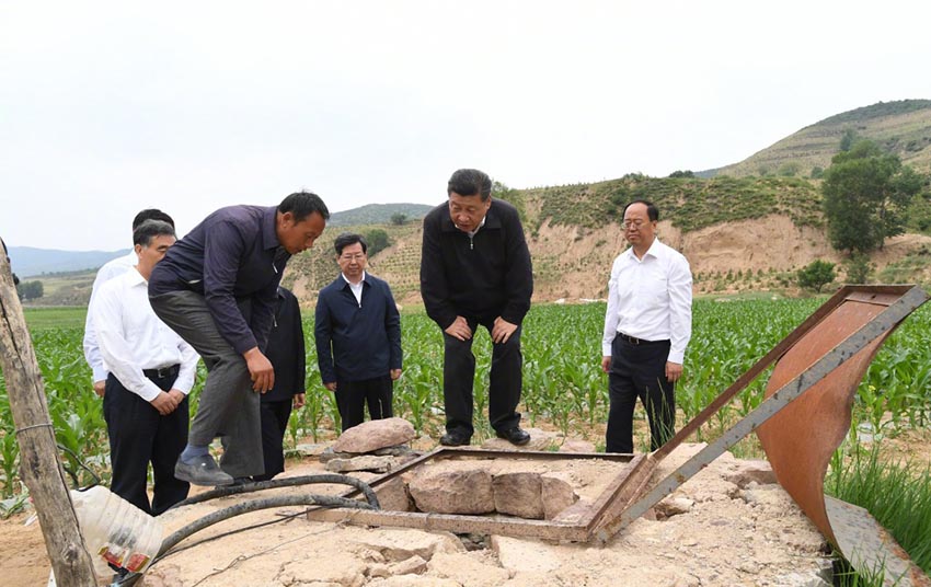 6月21日，中共中央總書(shū)記、國(guó)家主席、中央軍委主席習(xí)近平到山西考察調(diào)研。這是習(xí)近平來(lái)到忻州市岢嵐縣趙家窪村唯一的一口飲水井旁，登上用石塊壘起的井臺(tái)，察看井裡蓄水的情況。新華社記者 李學(xué)仁 攝