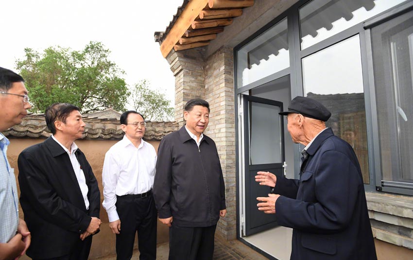 6月21日，中共中央總書記、國家主席、中央軍委主席習(xí)近平到山西考察調(diào)研。這是習(xí)近平來到忻州市岢嵐縣易地扶貧搬遷集中安置點(diǎn)——宋家溝新村村民張貴明家中看望。新華社記者 李學(xué)仁 攝