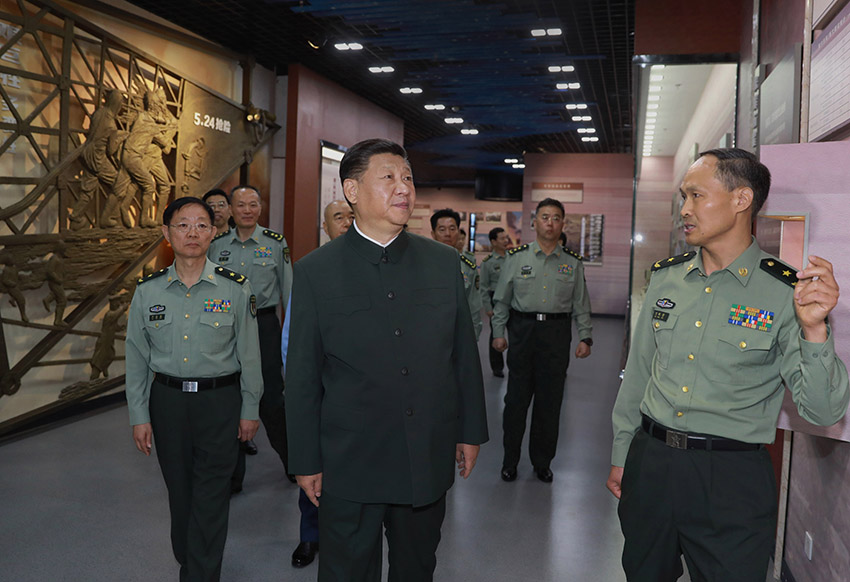 6月22日，正在山西省考察工作的中共中央總書記、國家主席、中央軍委主席習(xí)近平來到駐晉部隊某基地視察調(diào)研，代表黨中央和中央軍委，向基地組建50周年致以熱烈的祝賀，向老一輩創(chuàng)業(yè)者、廣大基地官兵致以崇高的敬意和誠摯的問候。這是習(xí)近平視察基地軍史館。 新華社記者 李剛 攝