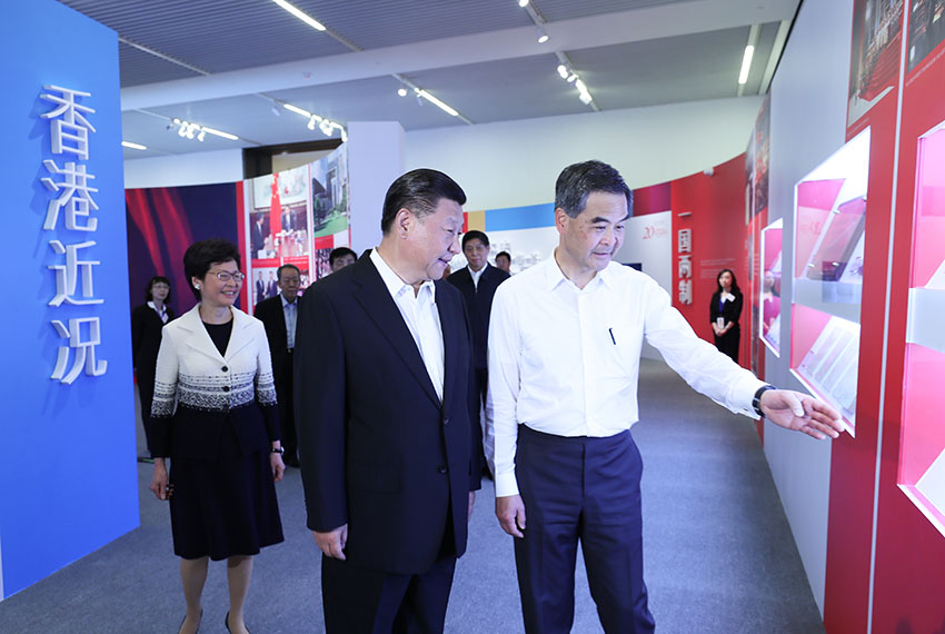 6月26日，中共中央總書記、國家主席、中央軍委主席習(xí)近平在國家博物館參觀香港回歸祖國20周年成就展。全國政協(xié)副主席、香港特別行政區(qū)行政長官梁振英等陪同參觀。新華社記者 蘭紅光 攝